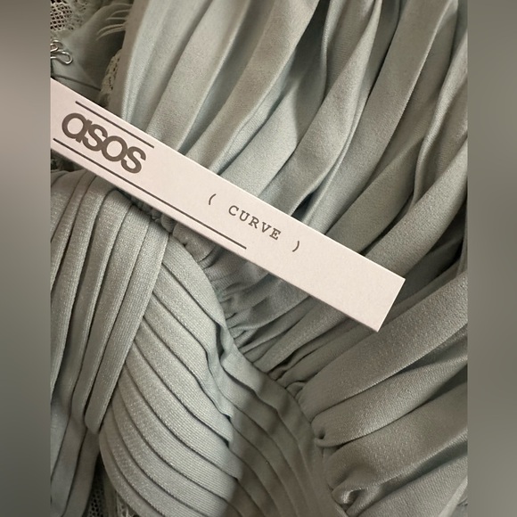 ASOS DESIGN CURVE PREMIUM LACE AND PLEAT BARDOT MAXI DRESS - SAGE GREEN - Picture 5 of 5
